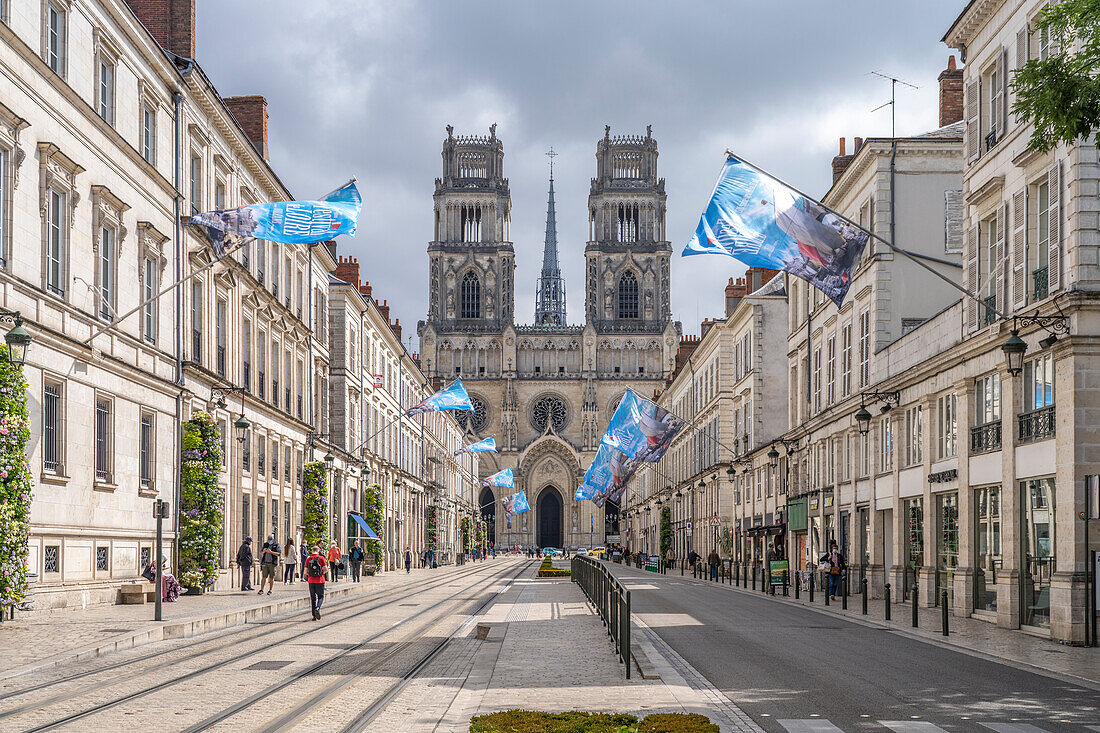 Prachtstraße Rue Jeanne d’Arc und die Kathedrale in Orleans, Frankreich 