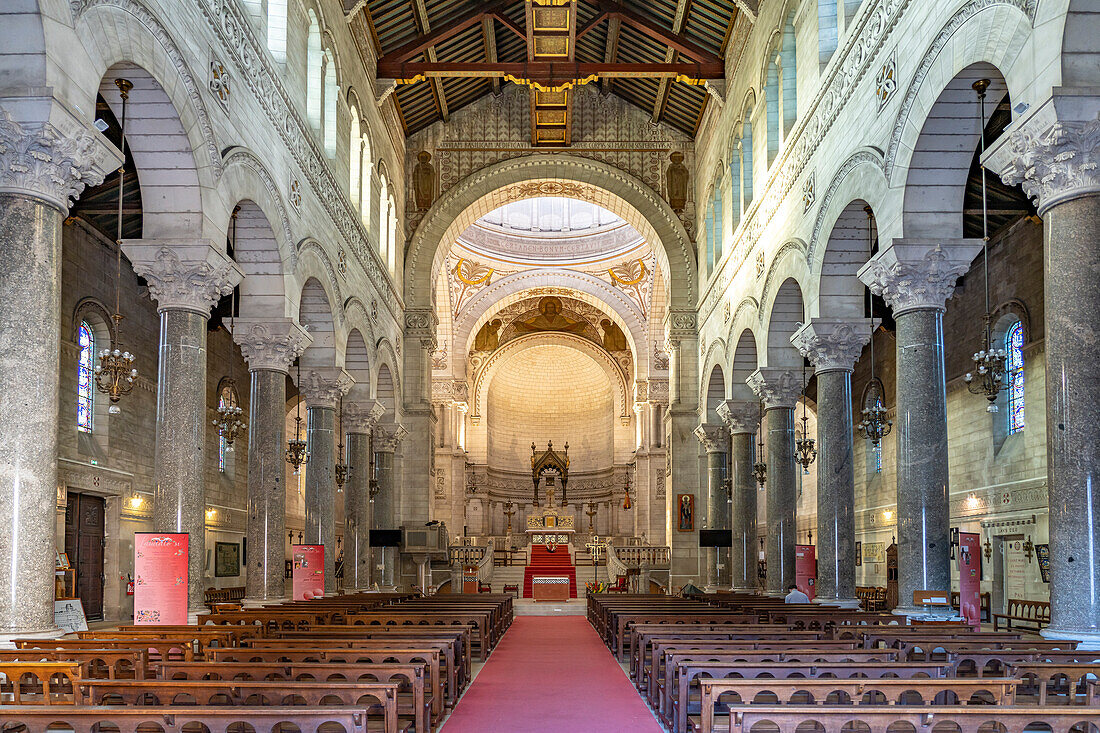 Inneneraum der römisch-katholischen Basilika Saint-Martin Tours, Loiretal, Frankreich  