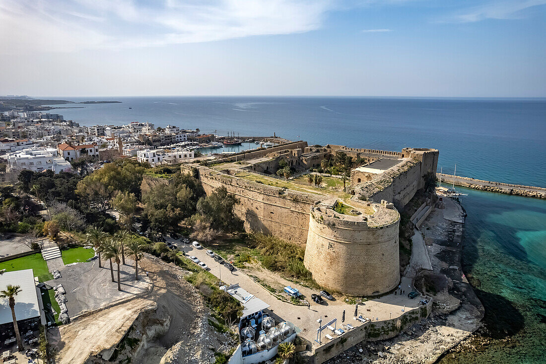 Festung von Kyrenia oder Girne aus der Luft, Türkische Republik Nordzypern, Europa