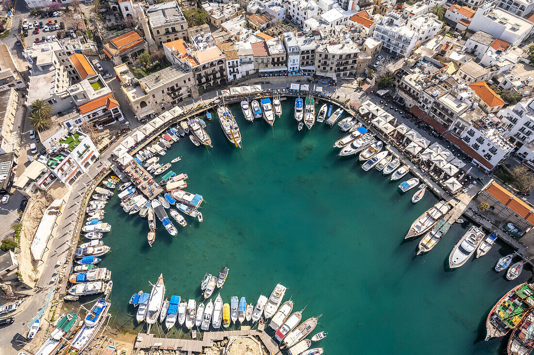 Der Hafen von Kyrenia oder Girne aus der Luft, Türkische Republik Nordzypern, Europa 