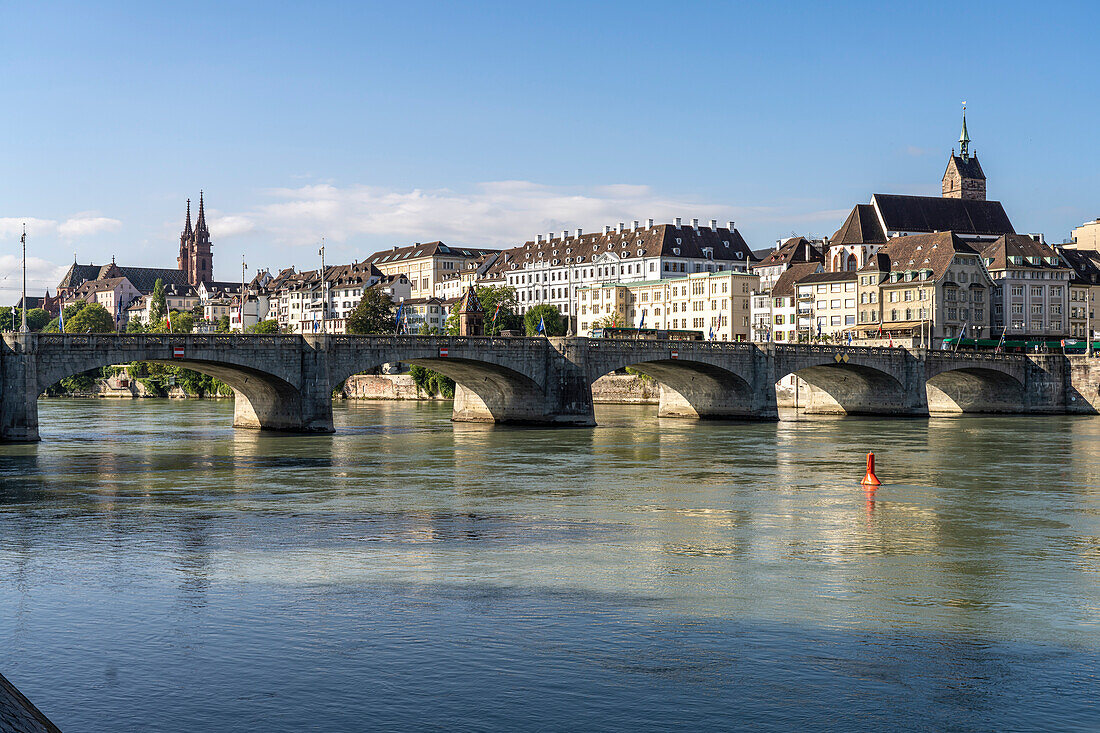 Stadtansicht Basel mit Rhein, Mittlere Brücke, Basler Münster, Martinskirche und Altstadt in Basel, Schweiz, Europa