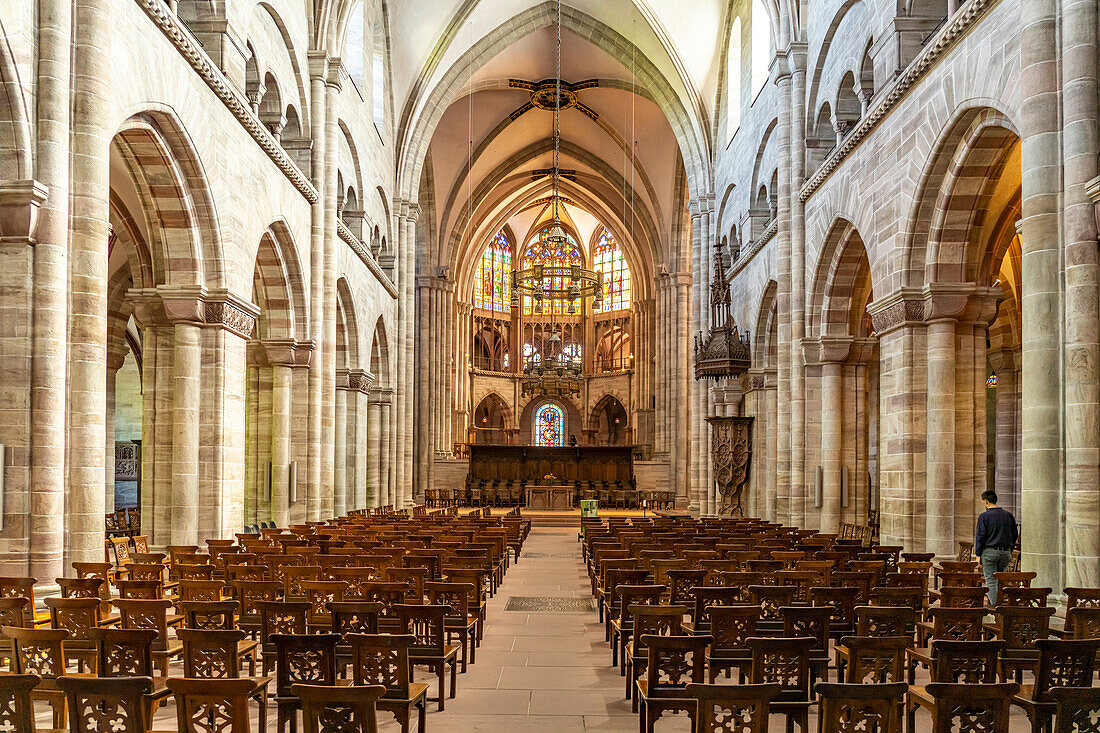 Innenraum des Basler Münster in Basel, Schweiz, Europa
