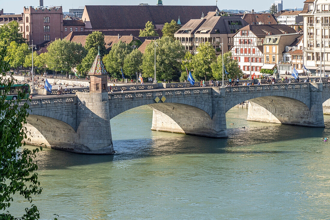 Die Mittlere Brücke und der Rhein in Basel, Schweiz, Europa