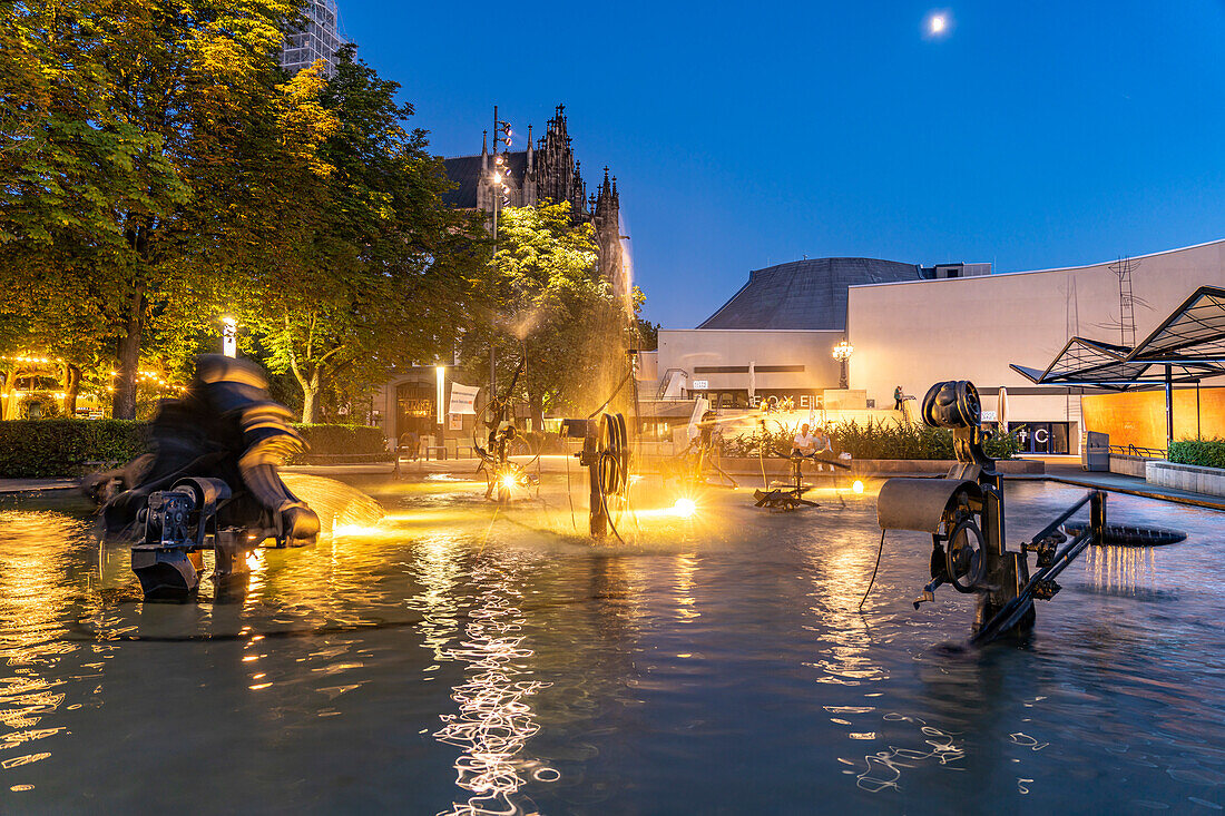 Der Fasnachts-Brunnen oder Tinguely-Brunnen auf dem Theaterplatz in Basel in der Abenddämmerung, Schweiz, Europa