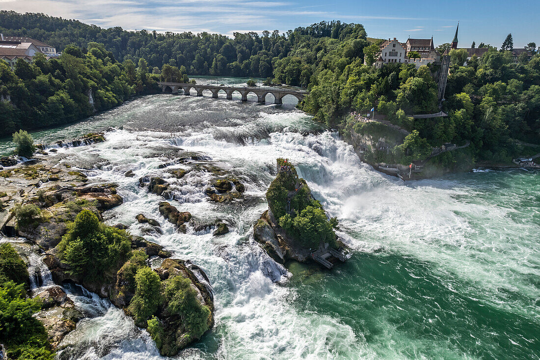 Wasserfall Rheinfall, Schloss Laufen und Rheinfall-Brücke bei Neuhausen am Rheinfall, Schweiz, Europa 