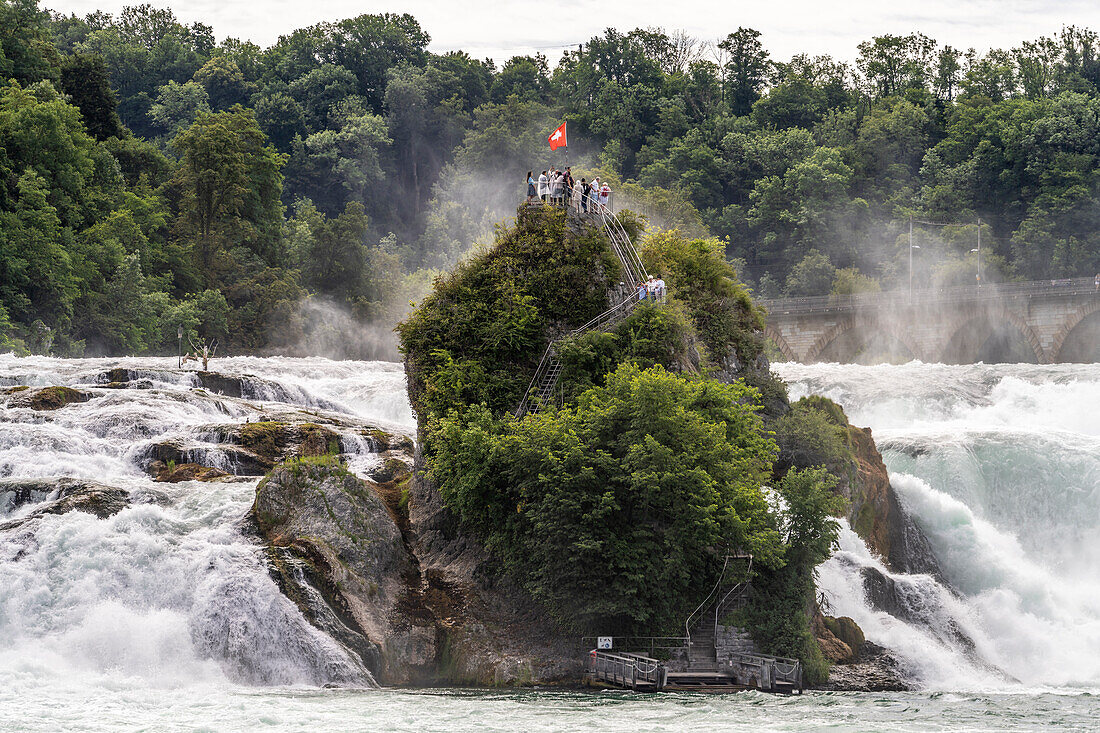 Besucher auf dem Felsen im Wasserfall Rheinfall, Neuhausen am Rheinfall, Schweiz, Europa \n