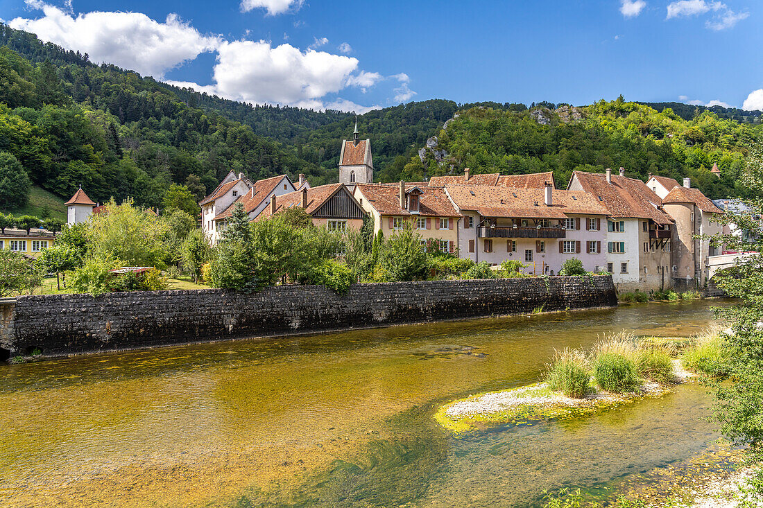 Die historische Altstadt von Saint-Ursanne und der Fluss Doubs, Schweiz, Europa \n