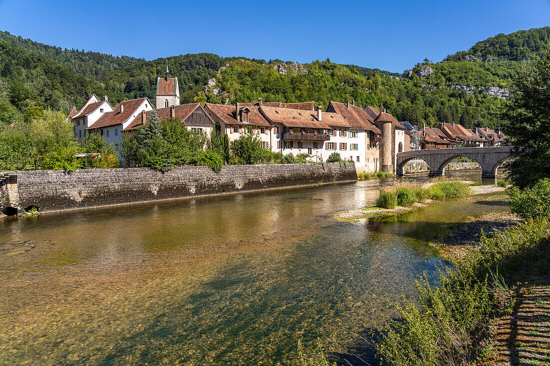 Die historische Altstadt von Saint-Ursanne und der Fluss Doubs, Schweiz, Europa\n