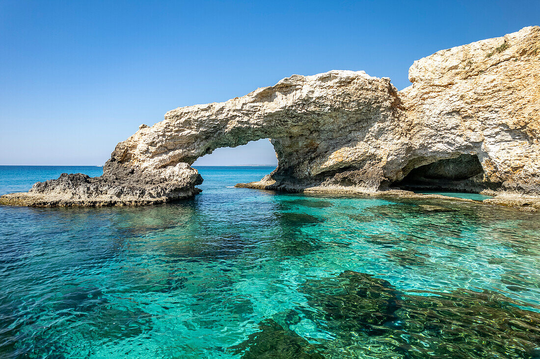 Die natürliche Felsenbrücke Love Bridge bei Agia Napa, Zypern, Europa