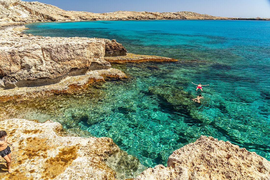 Touristen baden im glasklaren türkisen Wasser der Halbinsel Kap Greco, Agia Napa, Zypern, Europa