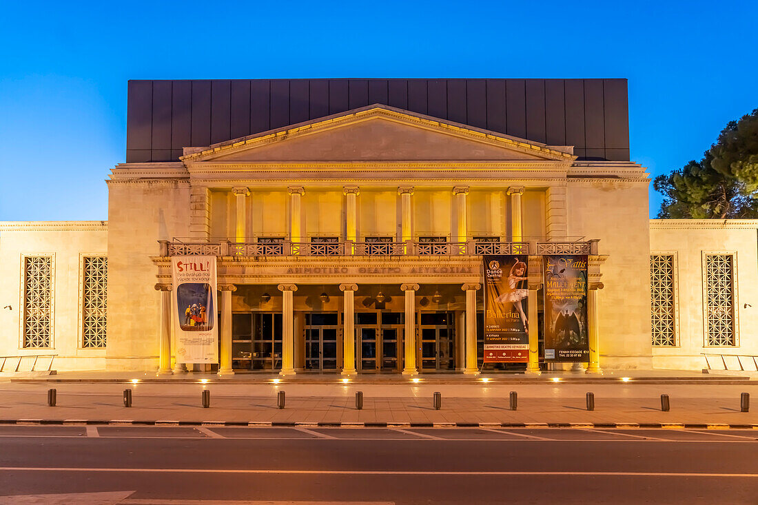 Das städtische Theater in der Abenddämmerung, Nikosia, Zypern, Europa