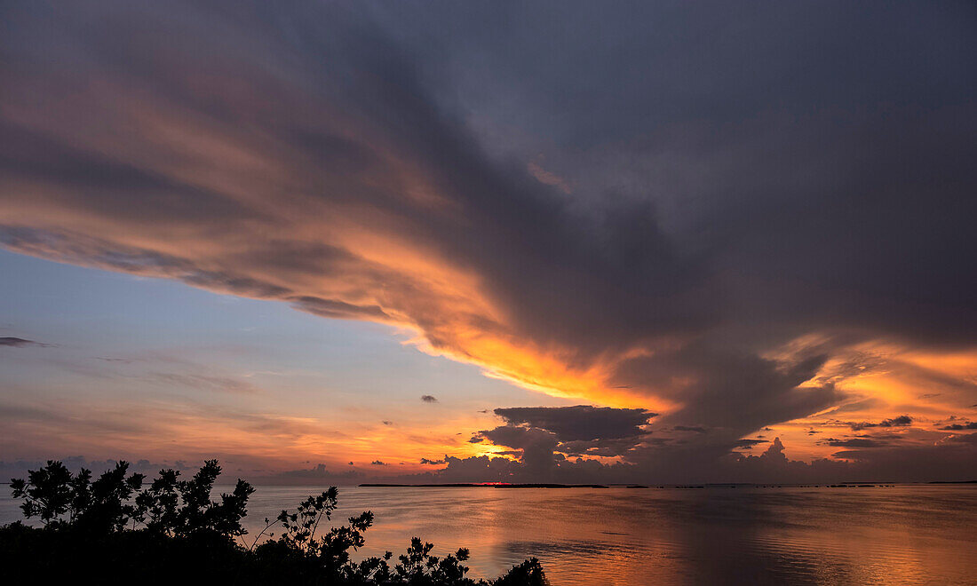 Sonnenuntergang Wolkengebilde über dem Meer