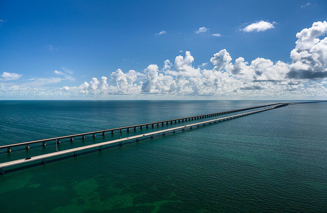Luftaufnahme der Seven Mile Bridge in Florida Keys, USA