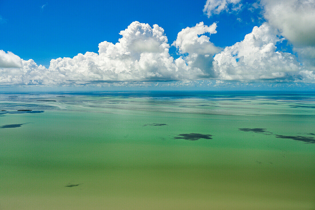 Wolken über Meereslandschaft in Florida Keys, USA