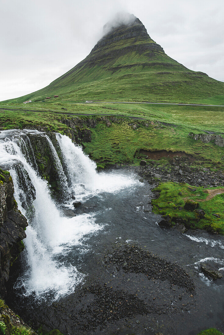 Kirkjufellsfoss-Wasserfall bei Kirkjufell in Island