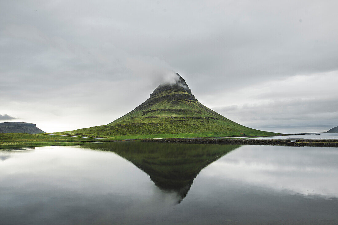 Kirkjufell unter bedecktem Himmel in Island