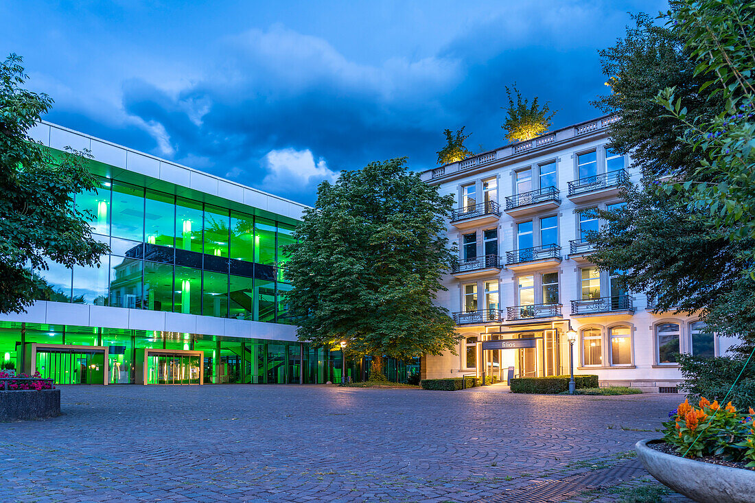 Kongresshaus Baden-Baden in der Abenddämmerung Baden-Baden, Baden-Württemberg, Deutschland
