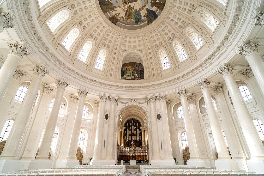 Innenraum mit Kuppel und Orgel im Dom St. Blasius in St. Blasien, Schwarzwald, Baden-Württemberg, Deutschland 
