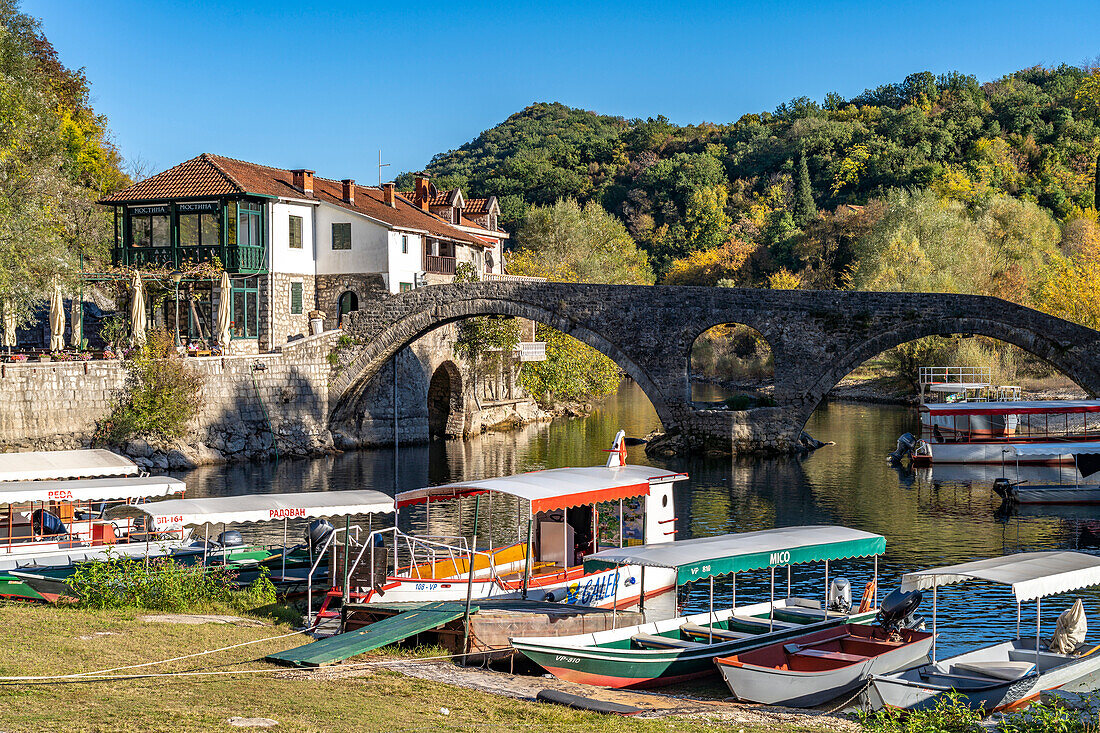 Ausflugsboote a der Alten Brücke Stari Most über den Fluss Crnojevic in Rijeka Crnojevica, Montenegro, Europa 