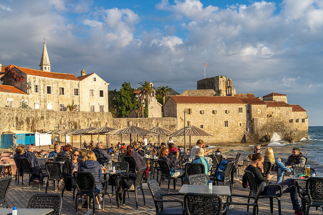 Strandbar am Stadtstrand Plaža Ricardova Glava und die Altstadt von Budva, Montenegro, Europa 