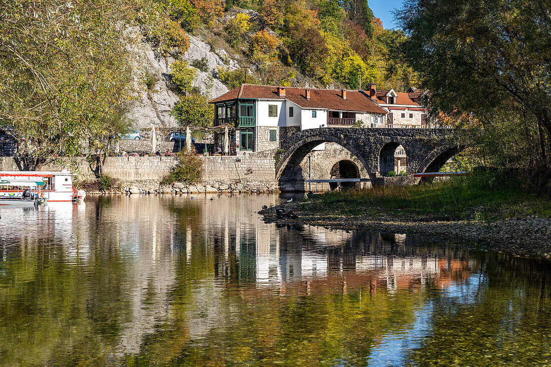 Die Alte Brücke Stari Most über den Fluss Crnojevic in Rijeka Crnojevica, Montenegro, Europa  