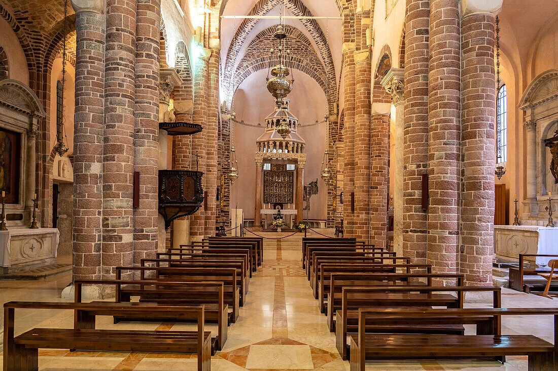 Innenraum der Sankt-Tryphon-Kathedrale in Kotor, Montenegro, Europa 