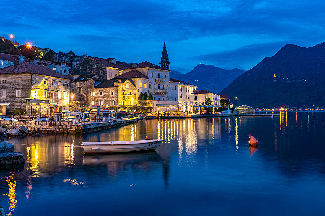 Perast mit der Sveti-Nikola-Kirche an der Bucht von Kotor in der Abenddämmerung, Montenegro, Europa 