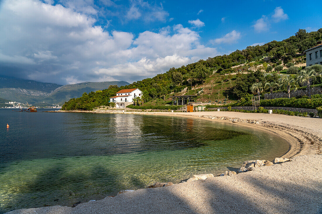 Der Strand vom Fischerdorf Rose, Halbinsel Luštica, Montenegro, Europa