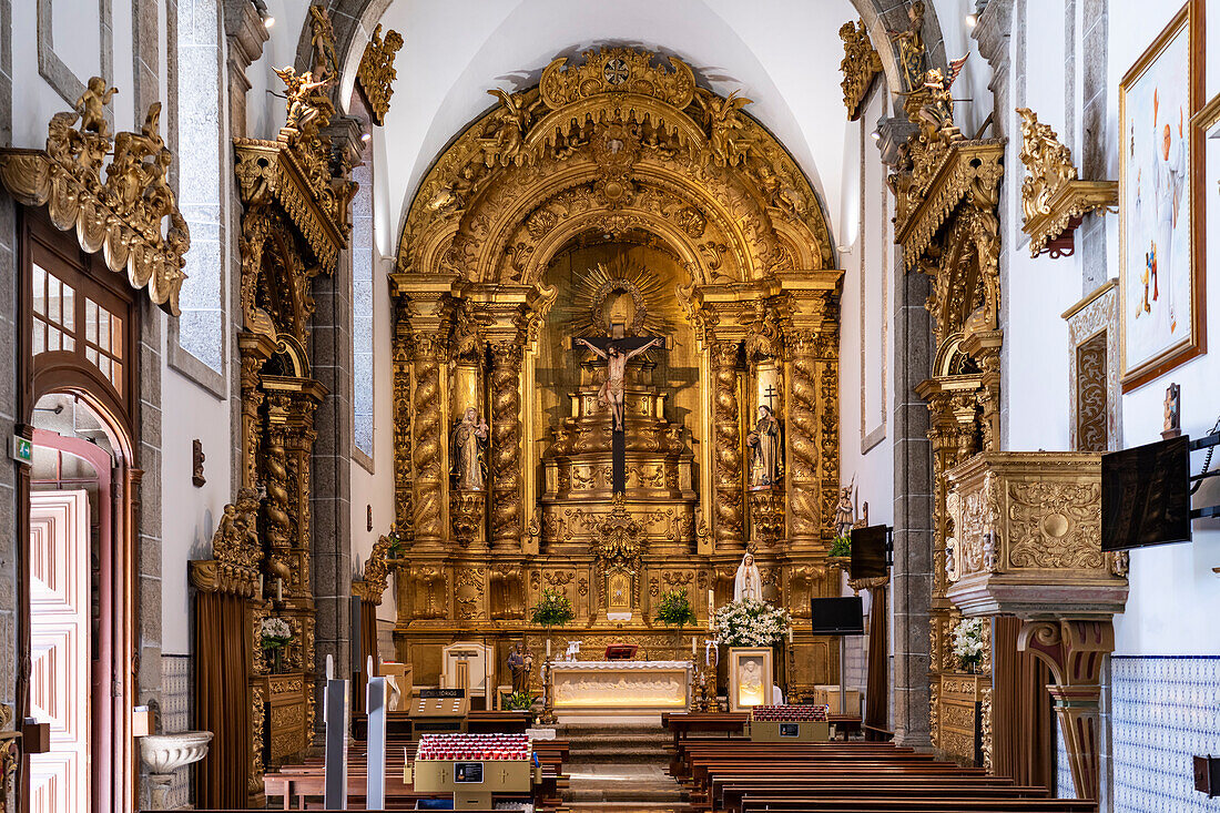 Inneraum und Altar der Kirche Igreja de Sao Sebastião, Guimaraes, Portugal, Europa  