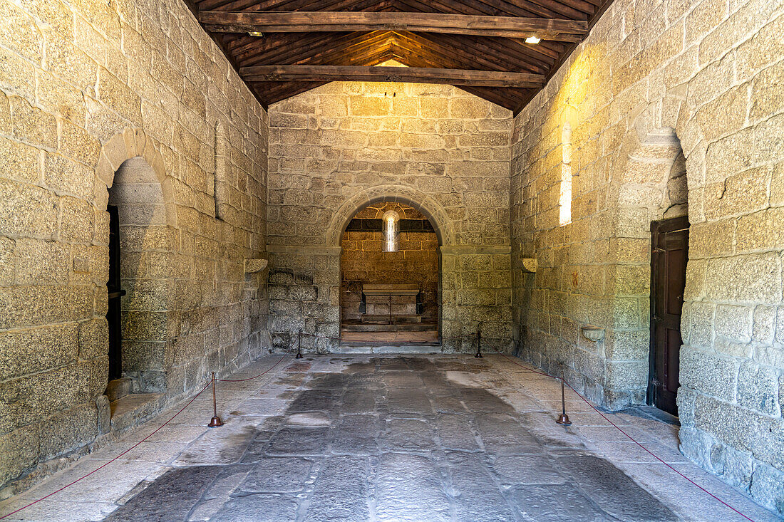 Innenraum der Kapelle Igreja do São Miguel do Castelo, Guimaraes, Portugal, Europa  