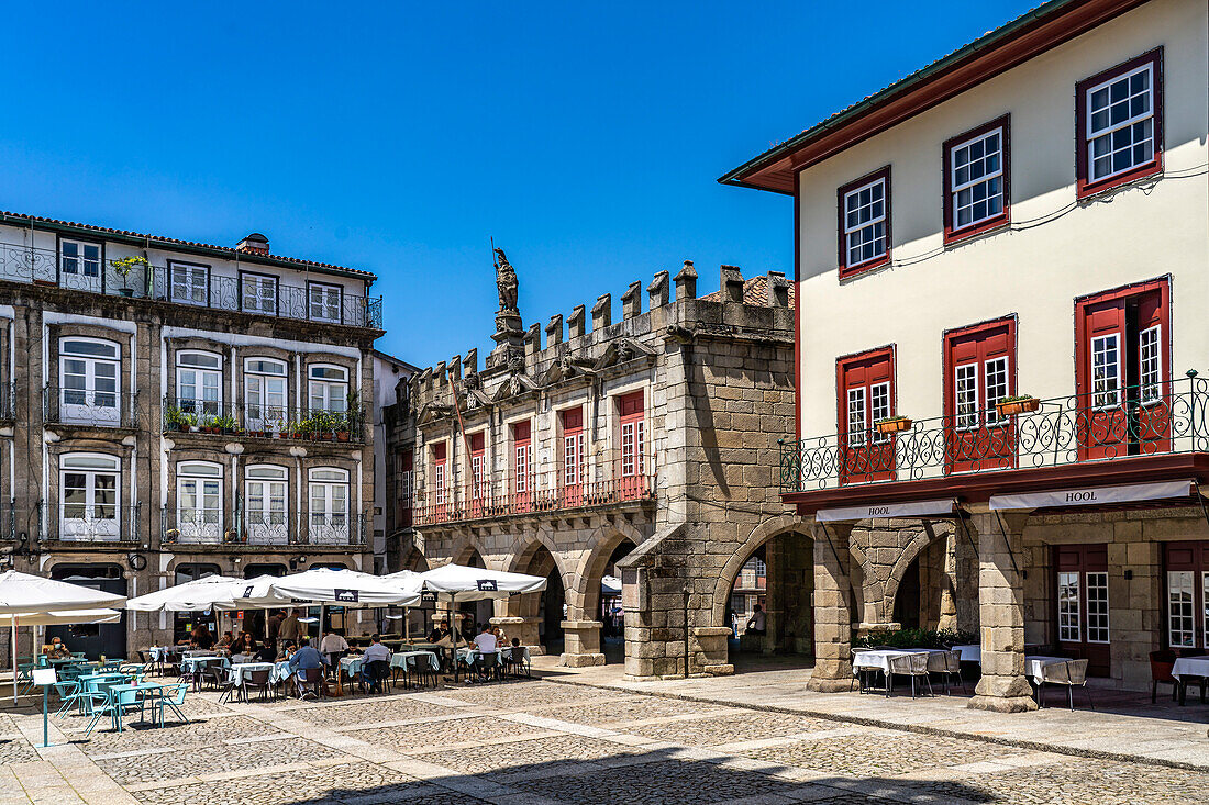 Restaurants am  Platz Praça de São Tiago und das ehemalige Rathaus in der Altstadt von Guimaraes, Portugal, Europa 