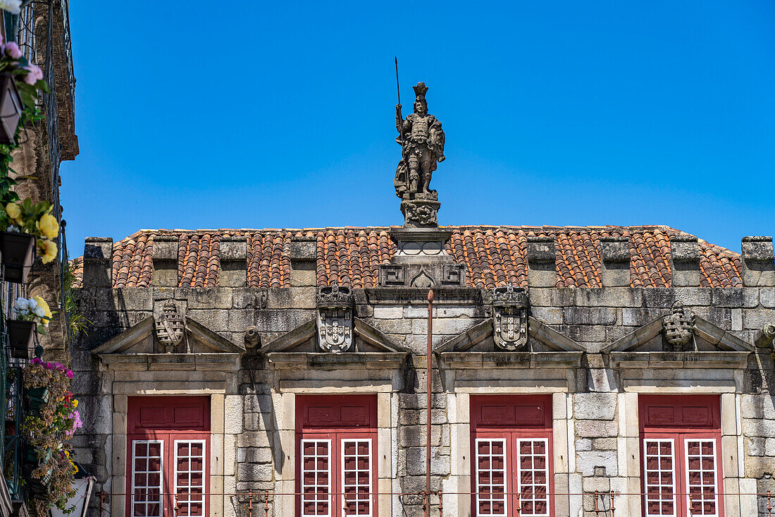 Das historische ehemalige Rathaus in der Altstadt von Guimaraes, Portugal, Europa