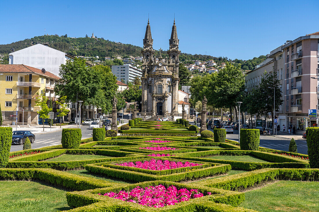 Der Platz Largo do Brasil und die barocke Kirche Igreja dos Santos Passos, Guimaraes, Portugal, Europa