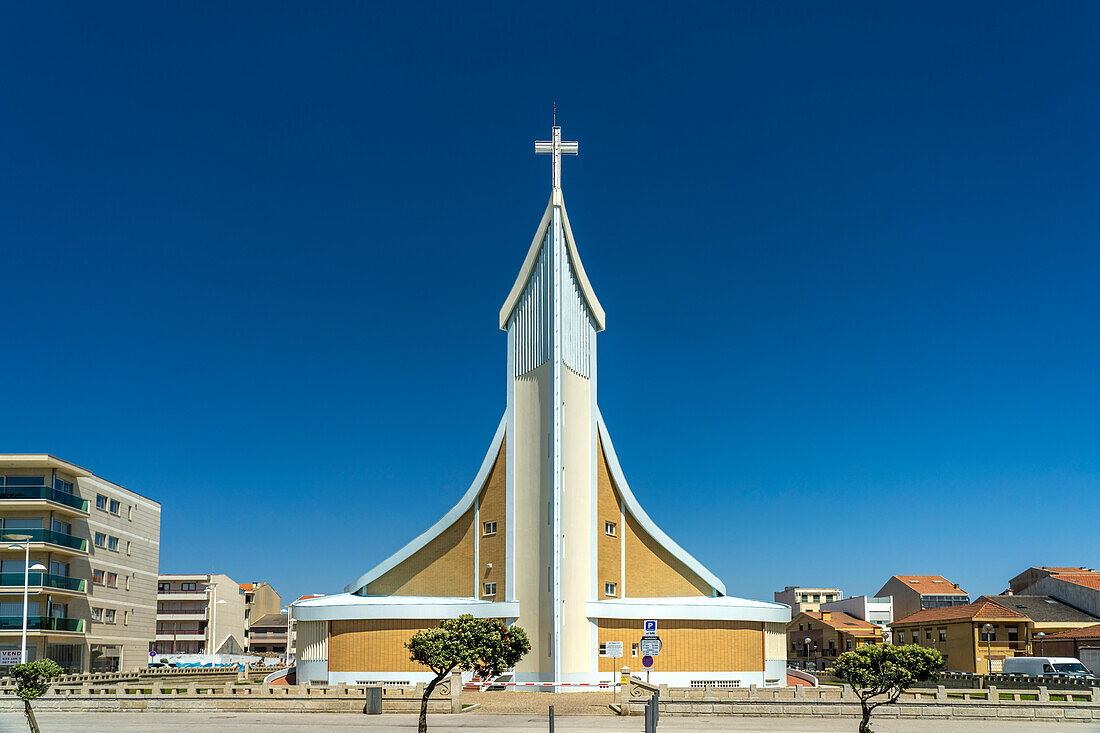 Die moderne Kirche Igreja Paroquial de Nosso Senhor dos Navegantes, Vila do Conde, Portugal, Europa  