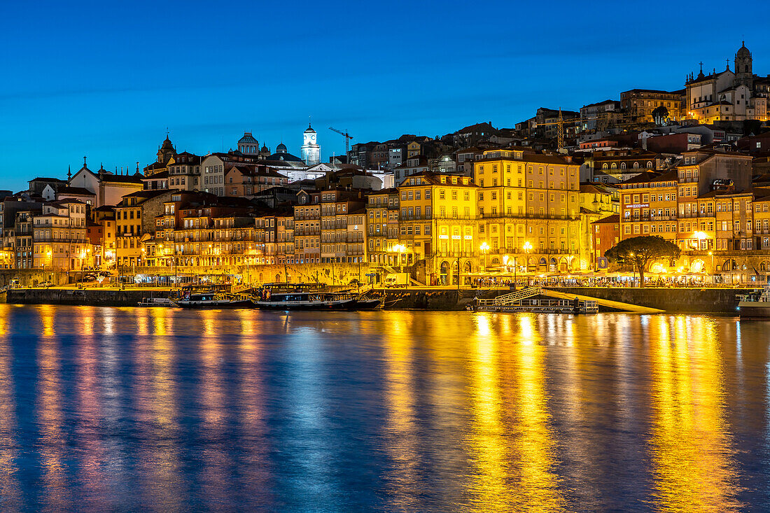 Blick über den Fluss Douro auf die Altstadt von Porto in der Aabenddämmerung, Portugal, Europa  