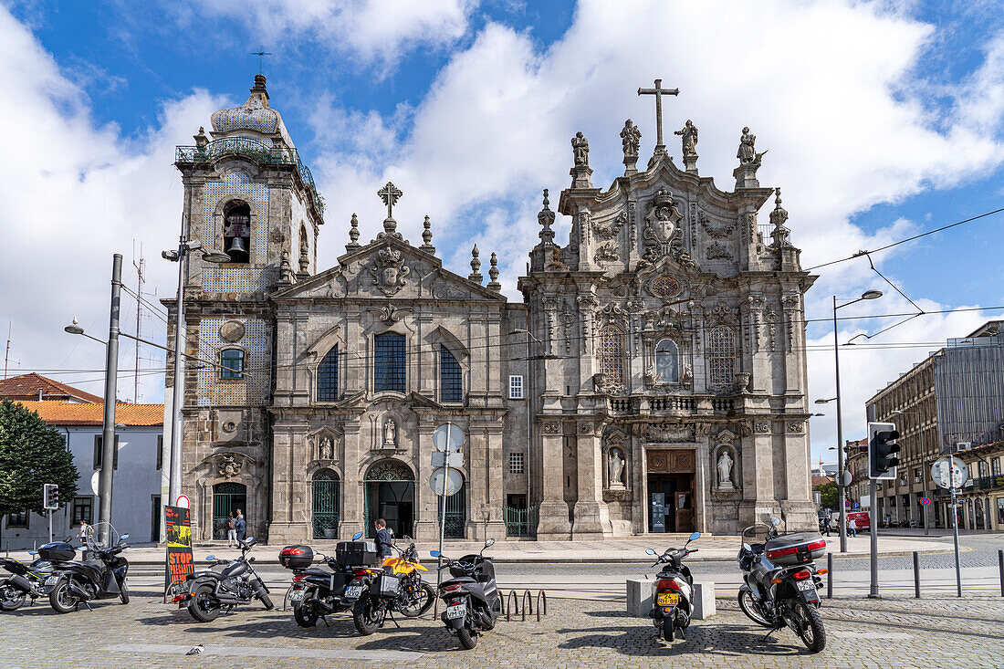 Die Kirchen Igreja do Carmo und Igreja dos Carmelitas in der Altstadt von Porto, Portugal, Europa