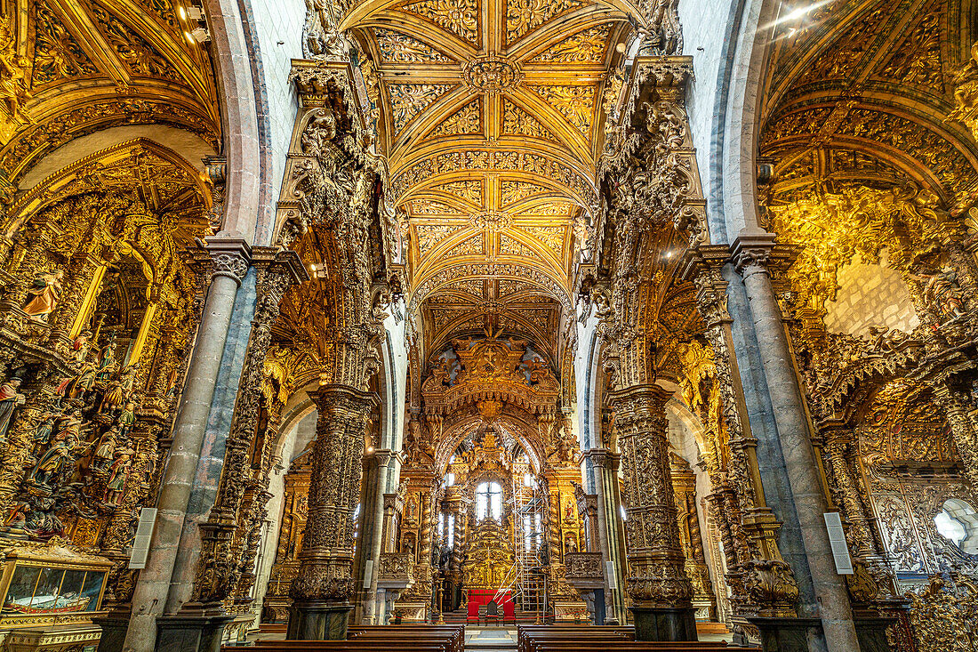 Innenraum und Decke der Kirche Igreja São Francisco, Porto, Portugal, Europa