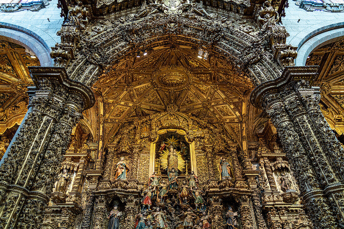 Innenraum und Altar der Kirche Igreja São Francisco, Porto, Portugal, Europa   