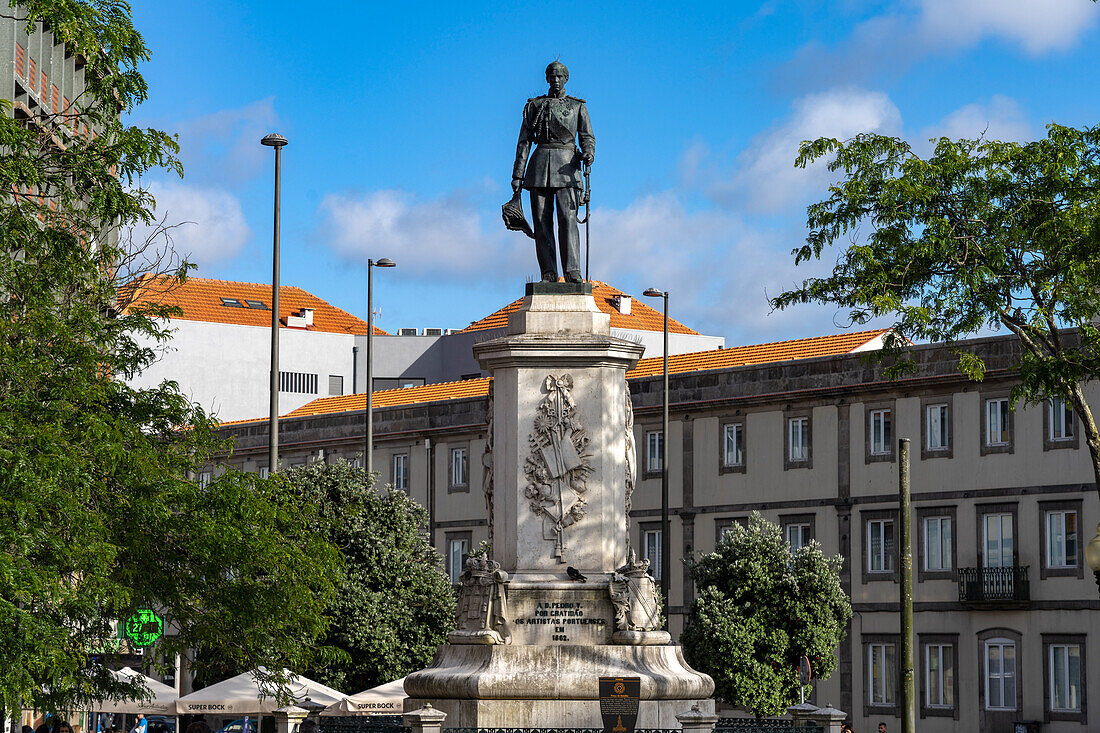 Denkmal für König Don Pedro V auf dem Platz Praca da Batalha in Porto, Portugal, Europa