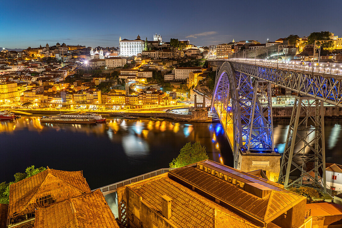Brücke Ponte Dom Luís I über den Fluss Douro und die Altstadt von Porto in der Abenddämmerung, Portugal, Europa  