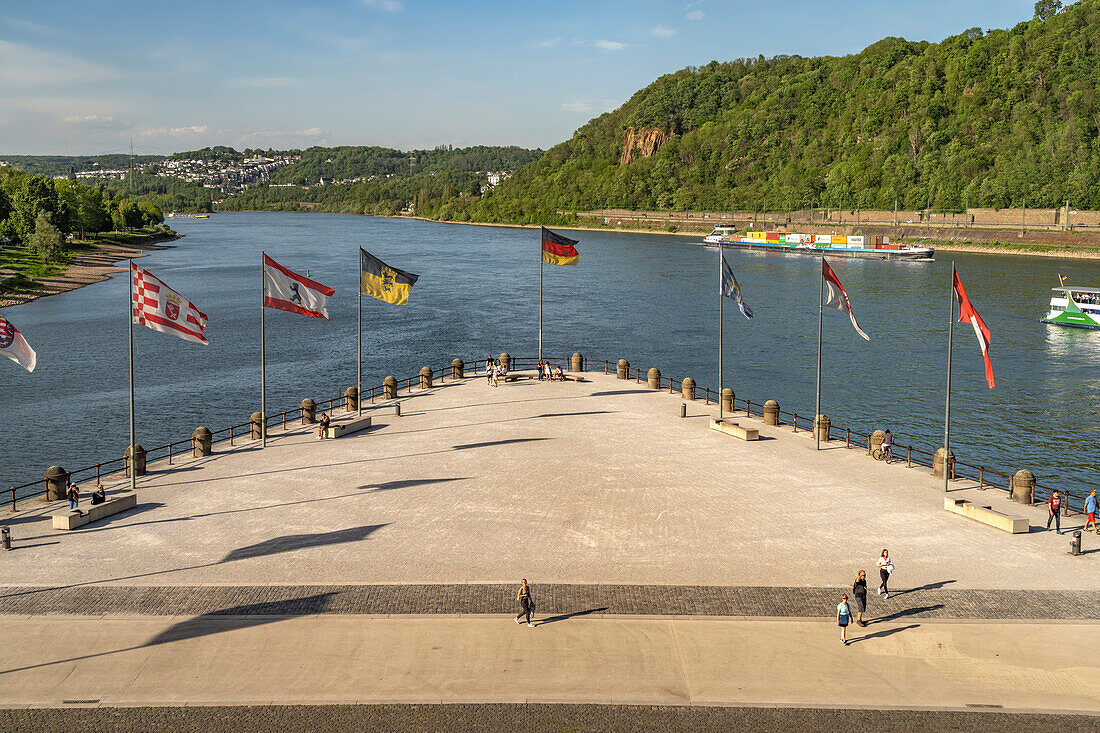 Zusammenfluss von Rhein und Mosel am Deutschen Eck in Koblenz, Rheinland-Pfalz, Deutschland 