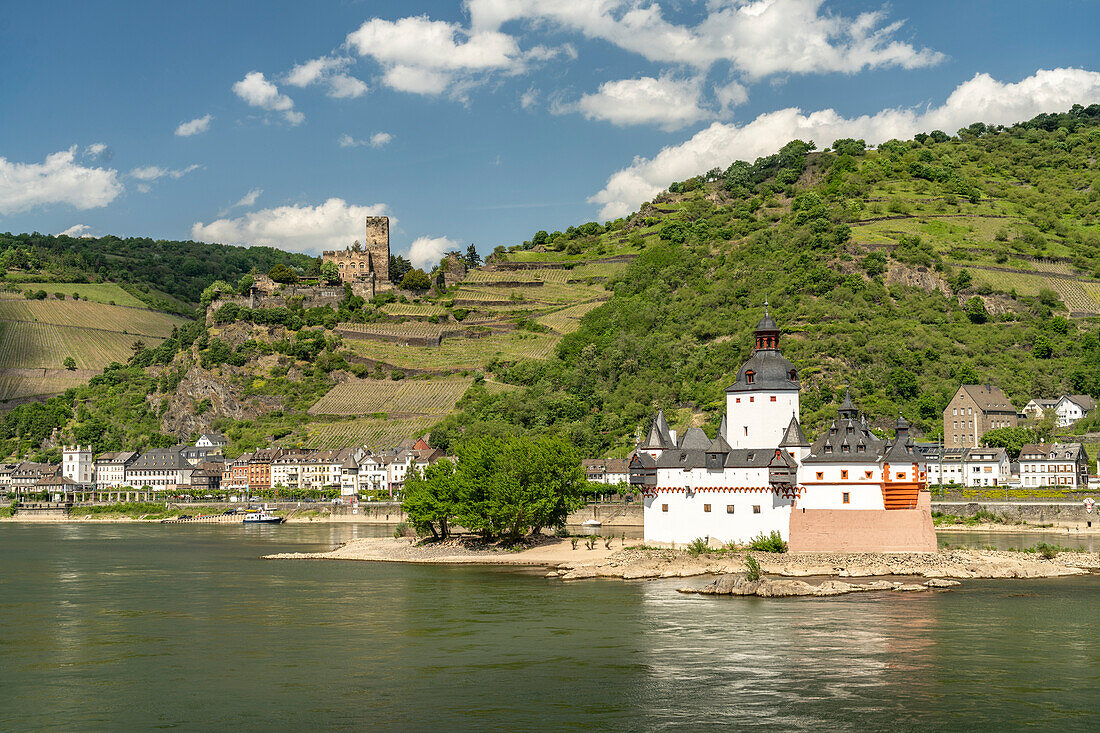 Burg Pfalzgrafenstein auf einer Insel im Rhein und Burg Gutenfels, Welterbe Oberes Mittelrheintal, Kaub, Rheinland-Pfalz, Deutschland