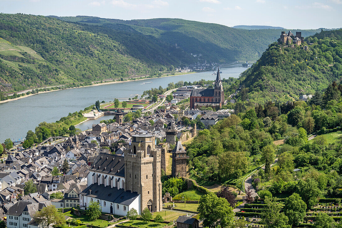 Blick auf Oberwesel mit der Kirche St. Martin, Liebfrauenkirche, Burg Schönburg und dem Rhein, Welterbe Oberes Mittelrheintal, Oberwesel, Rheinland-Pfalz, Deutschland 