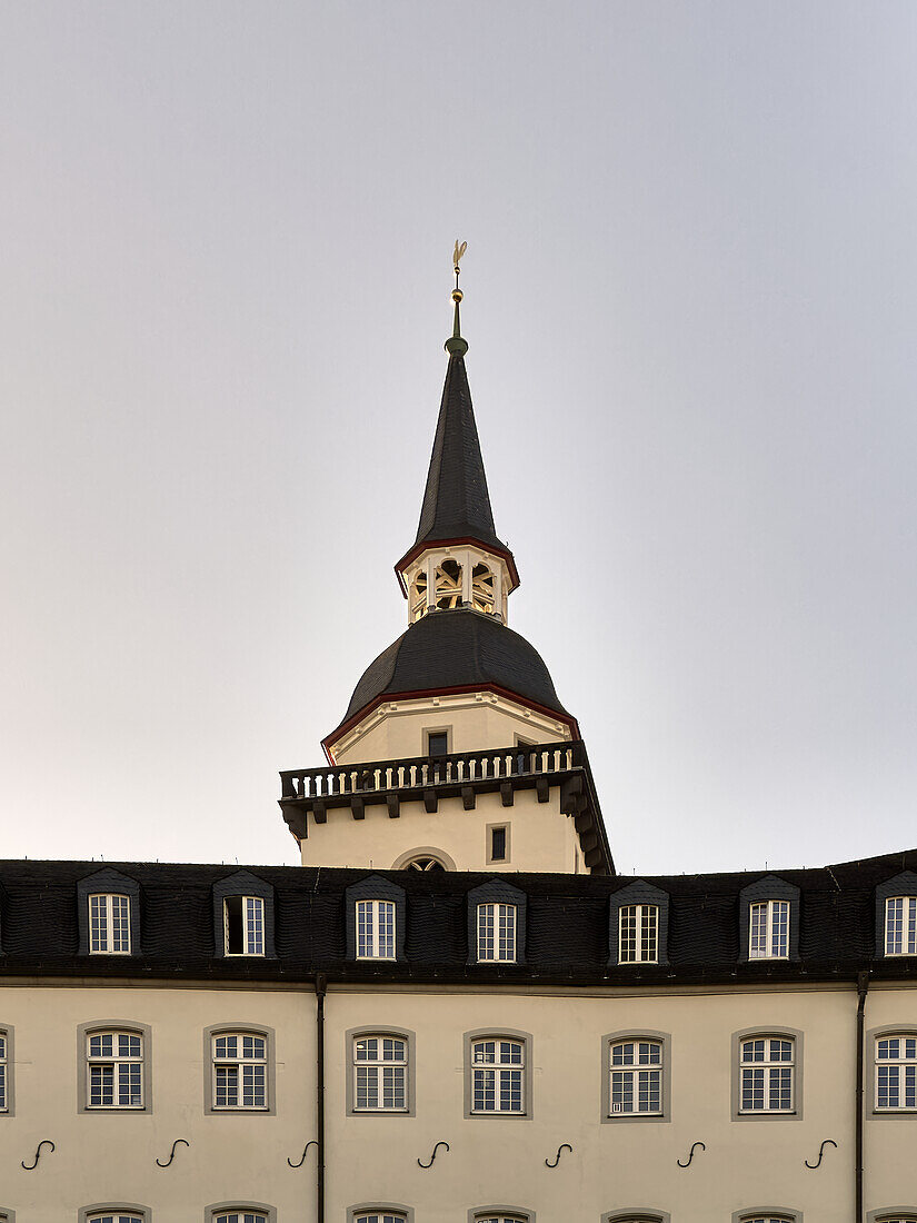 Blick auf die Klosterkirche der Abtei Michaelsberg, Siegburg, NRW, Deutschland