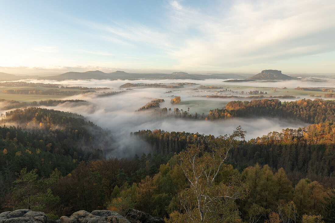 Blick über das nebelige Elbtal, Elbsandstein, Sächsische Schweiz, Elbe, Dresden, Sachsen