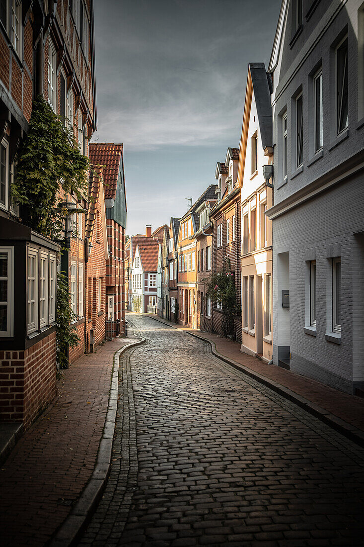 Kleine historische Straße in der Altstadt von Stade, Niedersachsen, Deutschland