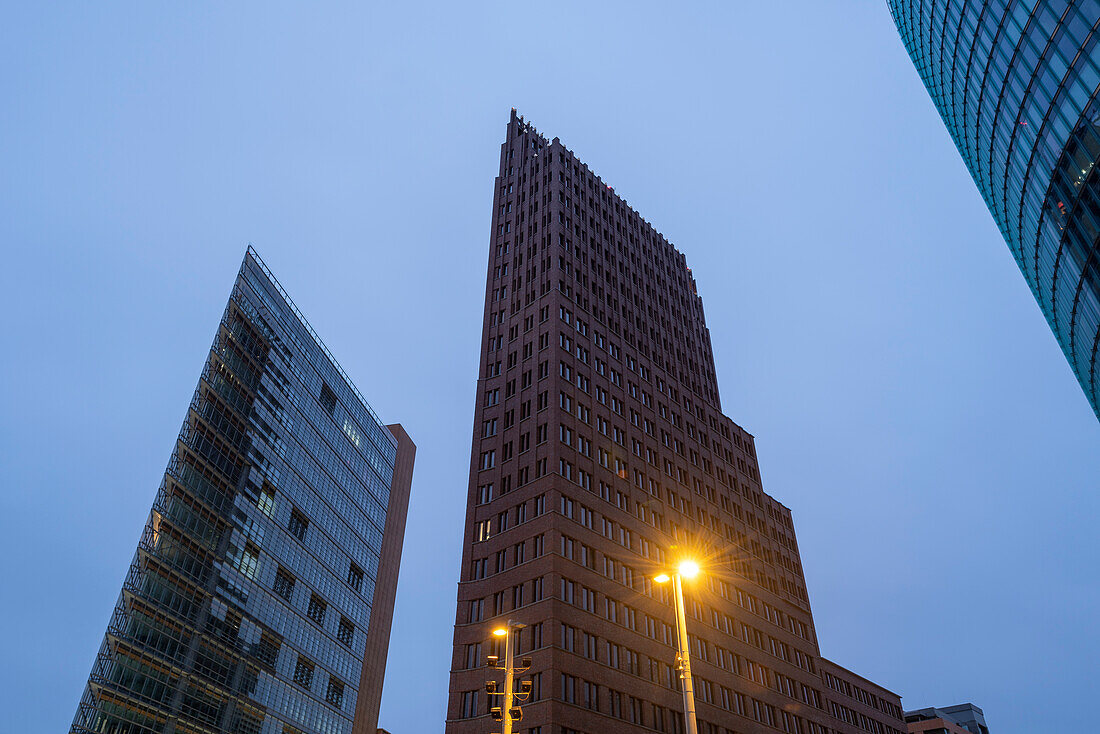 Wolkenkratzer am Potsdamer Platz, Hochhäuser in der Morgendämmerung, Berlin, Deutschland\n