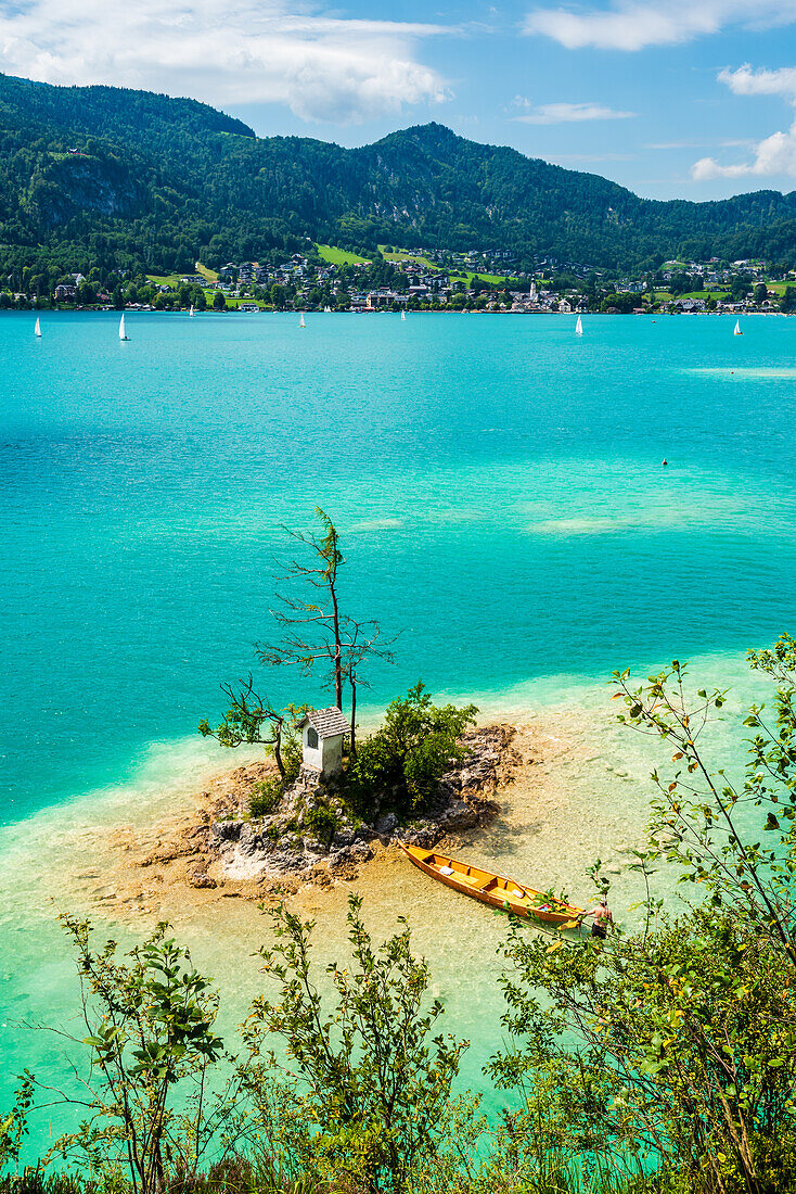 Metzgerinsel mit dem Bildstock Ochsenkreuz im Wolfgangsee, Salzburg, Österreich