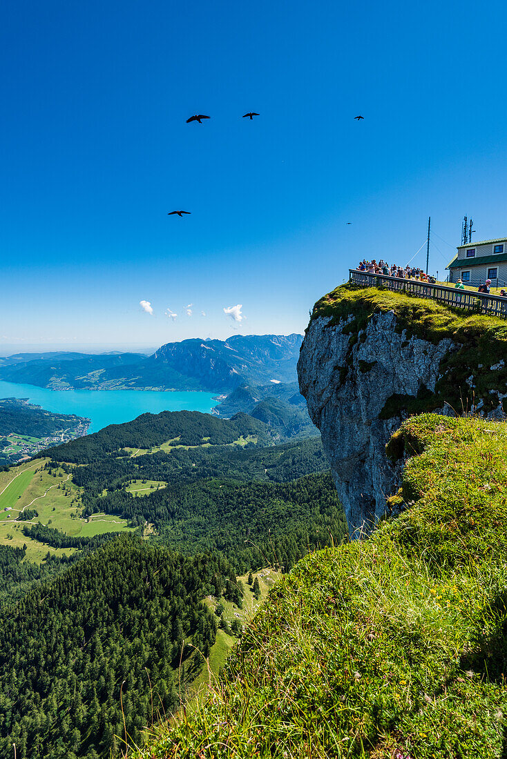 Felswand am Schafberg mit dem Hotel Schafbergspitze und Blick auf den Attersee, Salzkammergut, Österreich