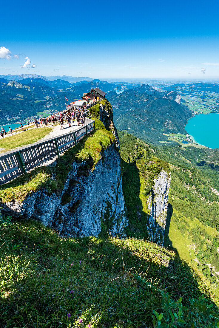 Blick vom Schafberg auf das Schutzhaus Himmelspforte, den Mondsee und den Wolfgangsee, Salzkammergut, Österreich